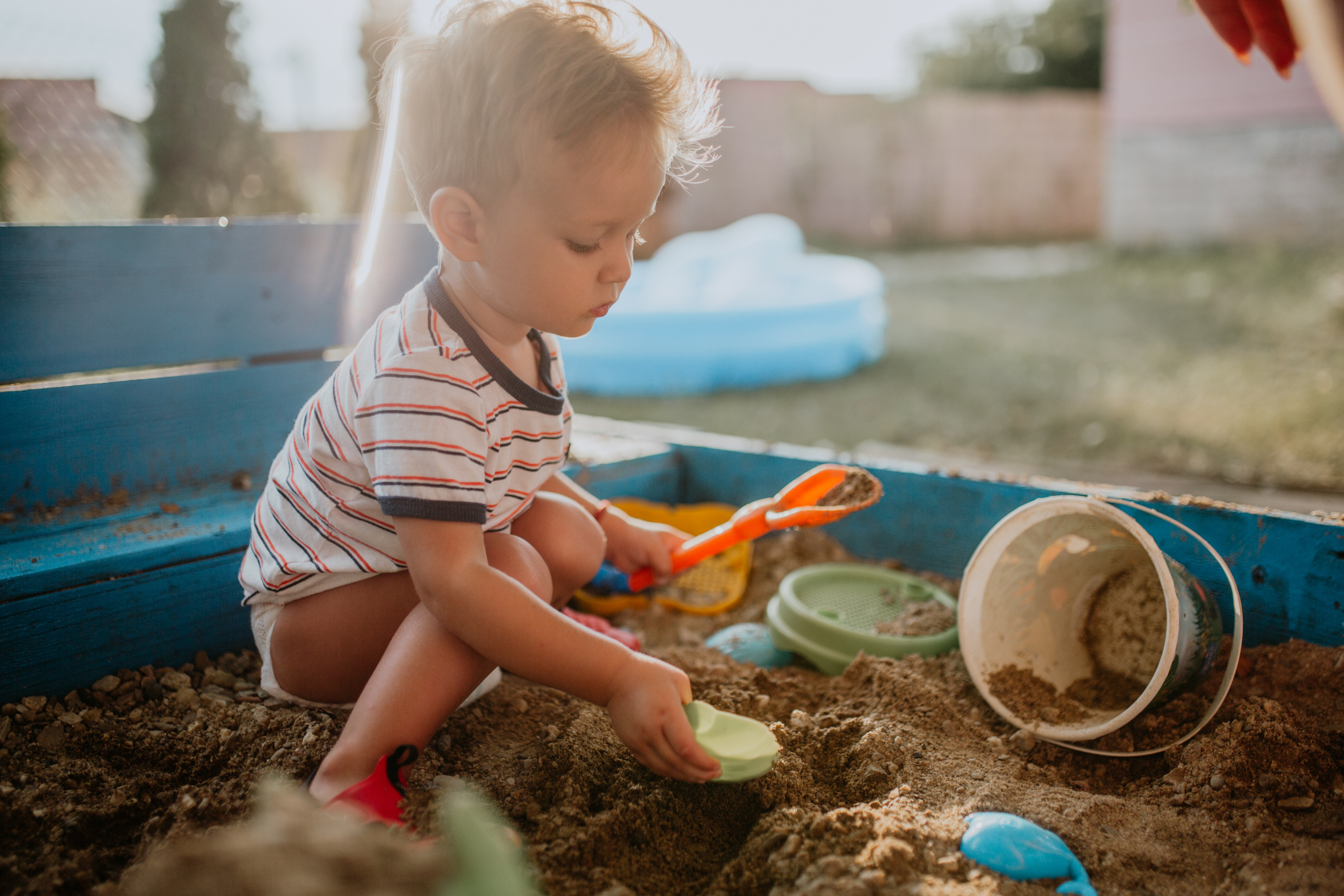 Почему малышу обязательно нужно играть в песочнице: мнение психолога