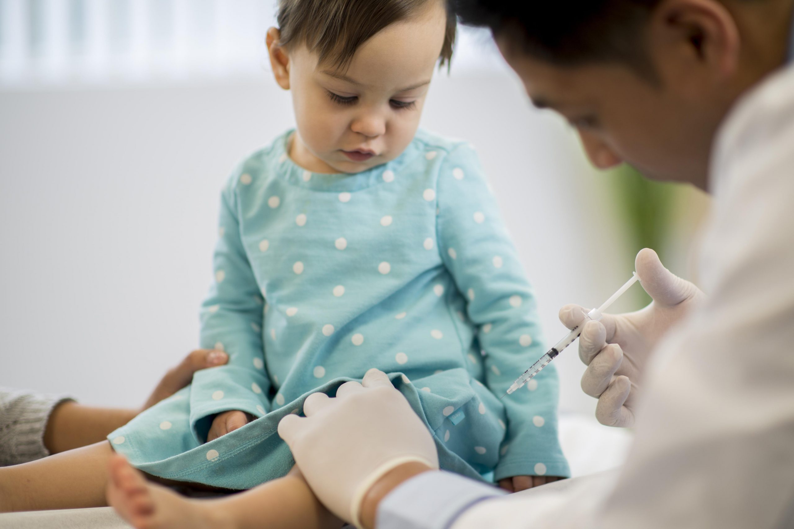 Жизнь без прививок: врачи объяснили, чем грозит ребенку отказ от вакцинации