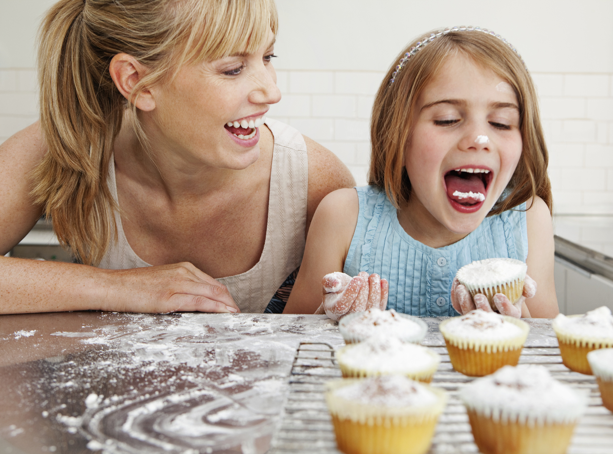 They eating cake