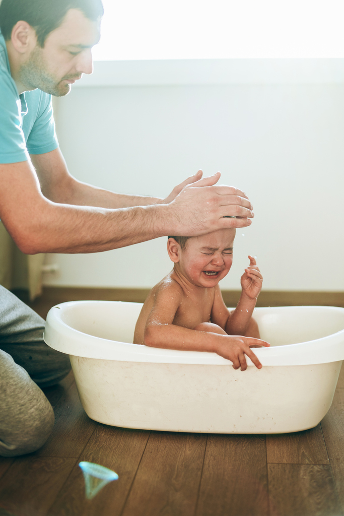 Вопрос психологу: «Сын панически боится мыться — что делать?»
