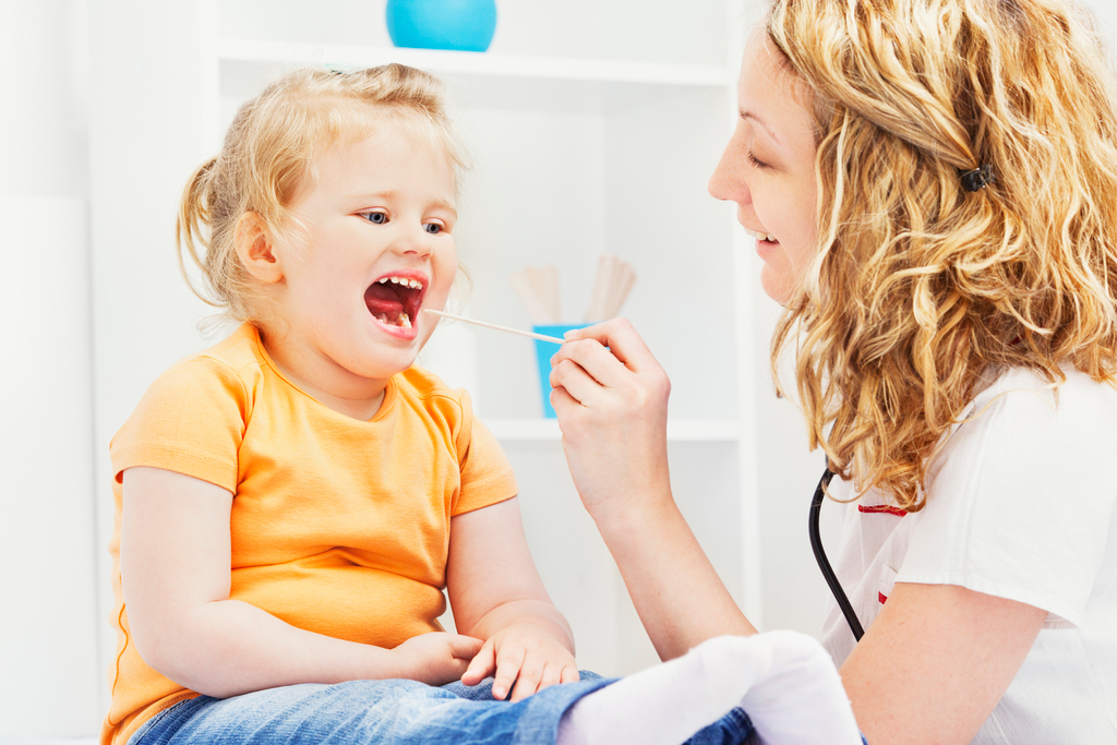 Больно глотать: 5 домашних способов помочь ребенку с больным горлом
