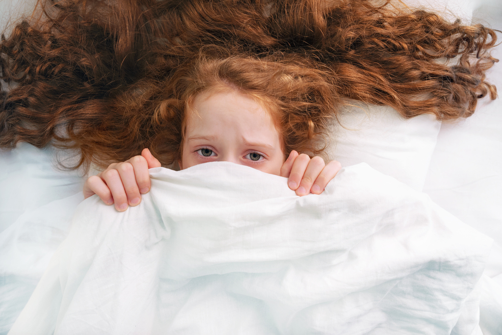 Вопрос психологу: «Дочка боится засыпать одна, укладываю по 2-3 часа»