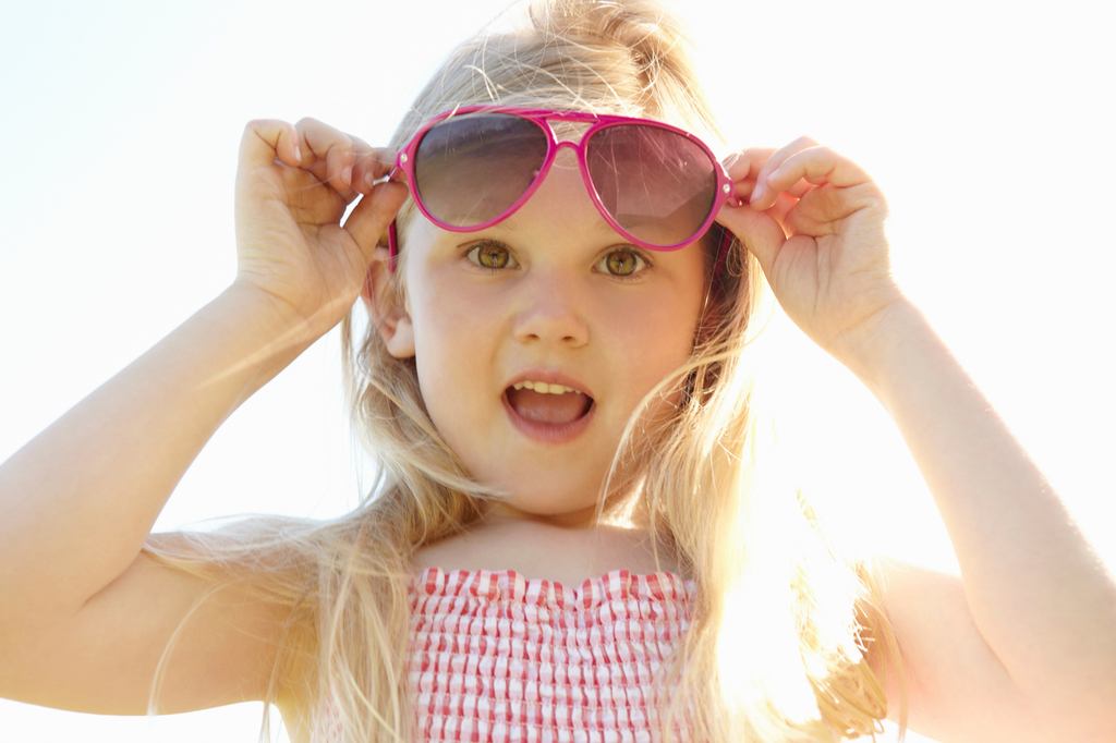 Нужны ли ребенку солнечные очки: мнение врача