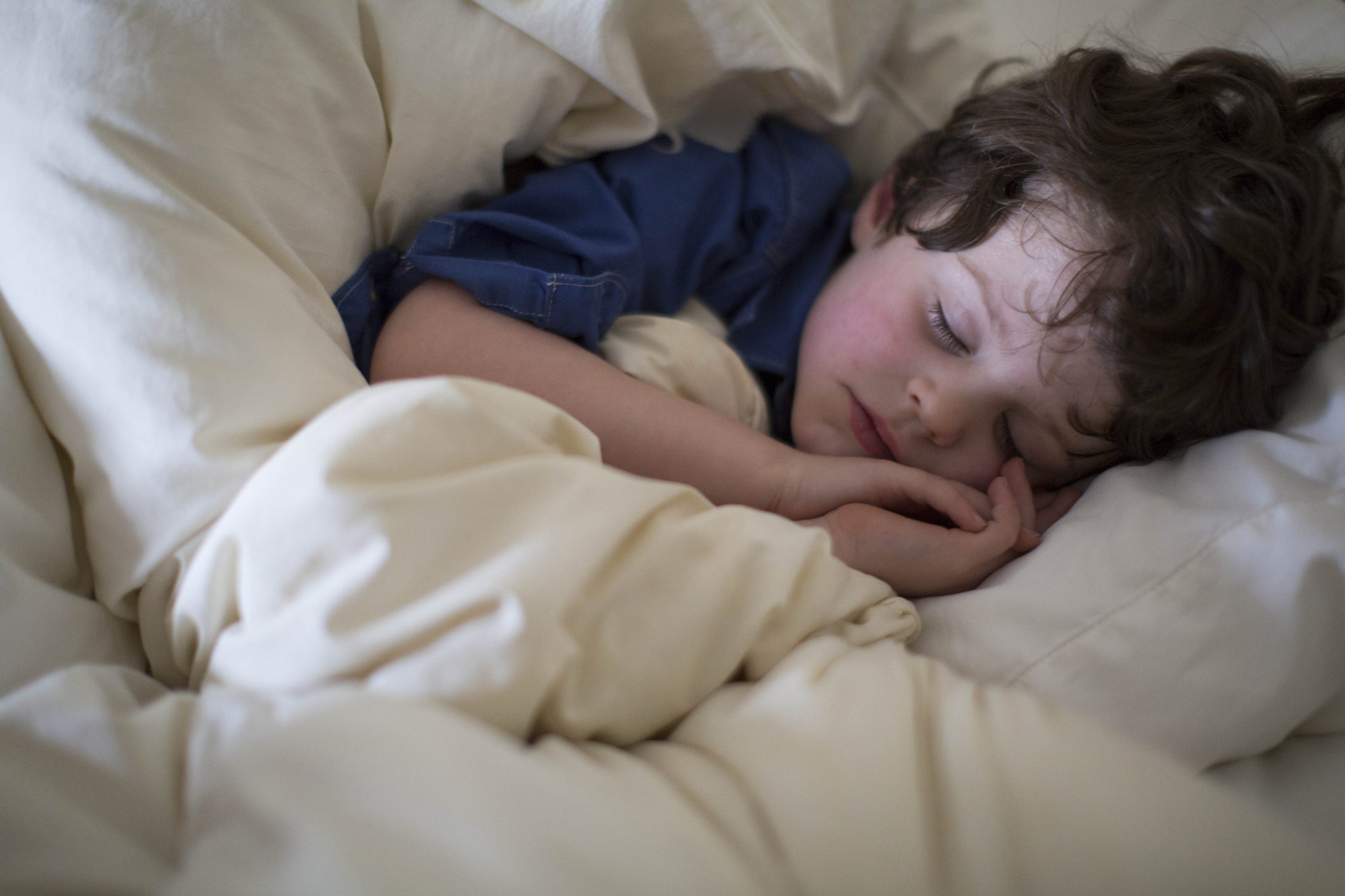 По 6 а спящими. Ребенок скрежещет во сне. Сон6. Ребёнок засыпает в 6 вечера. Спящие детки фотограф Рейнольдс.