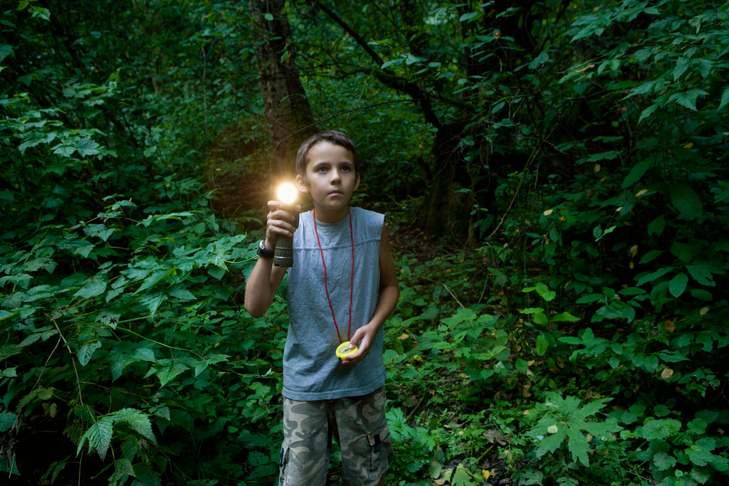 Слава жил возле леса и часто гулял. Мальчик в лесу. Мальчик с фонарем в лесу. Мальчик в лесу ночью. Человек заблудился в лесу.