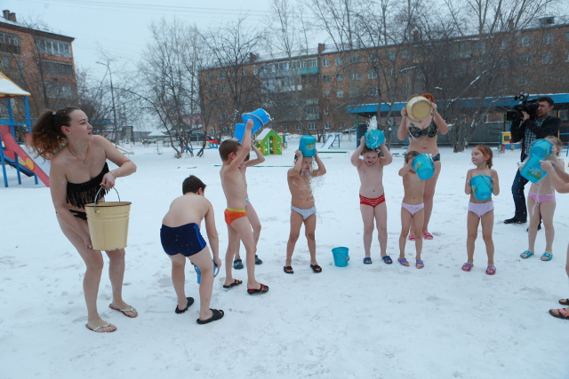 Голышом на морозе: британцев шокировала прогулка детей в Сибири