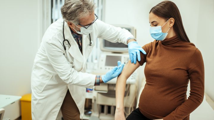 Можно ли делать прививку от COVID-19 беременным: мнения врачей