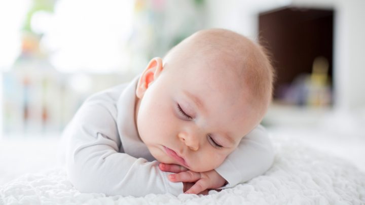 Почему нельзя фотографировать и снимать на видео спящих младенцев