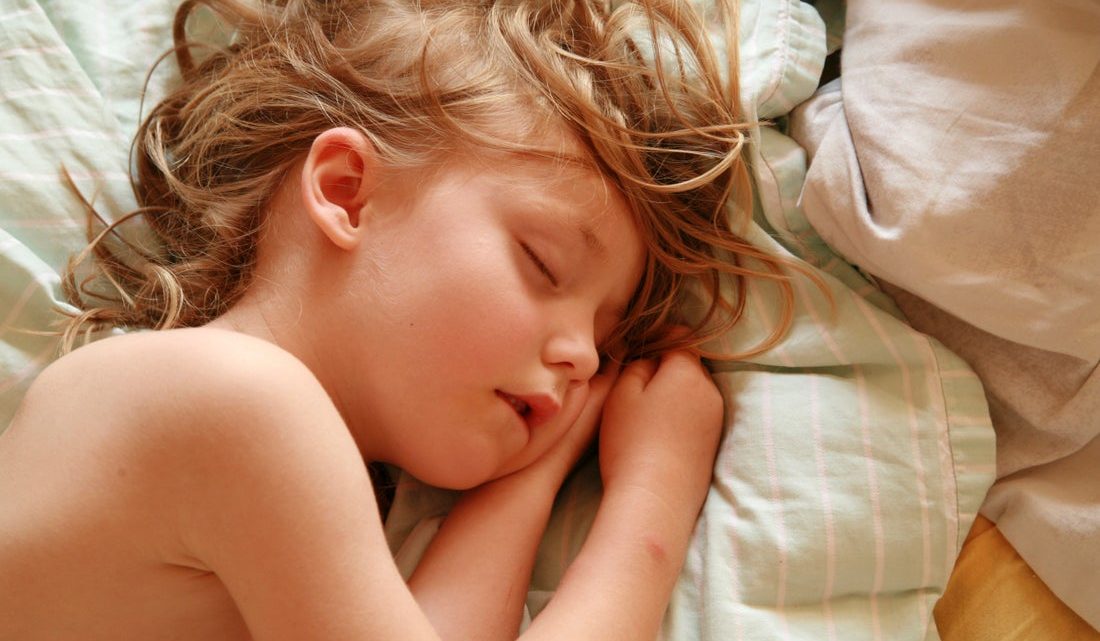 Бруксизм: почему ребенок скрипит зубами во сне и чем ему помочь