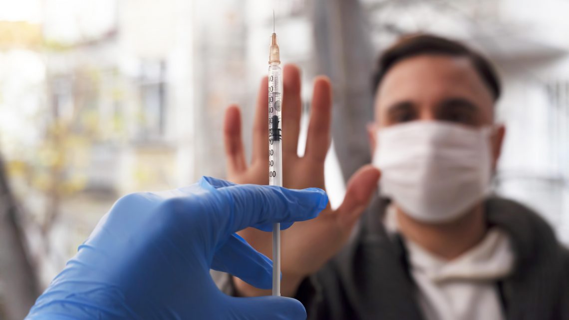 Прививка от коронавируса: врач объяснил, кому нельзя ее делать