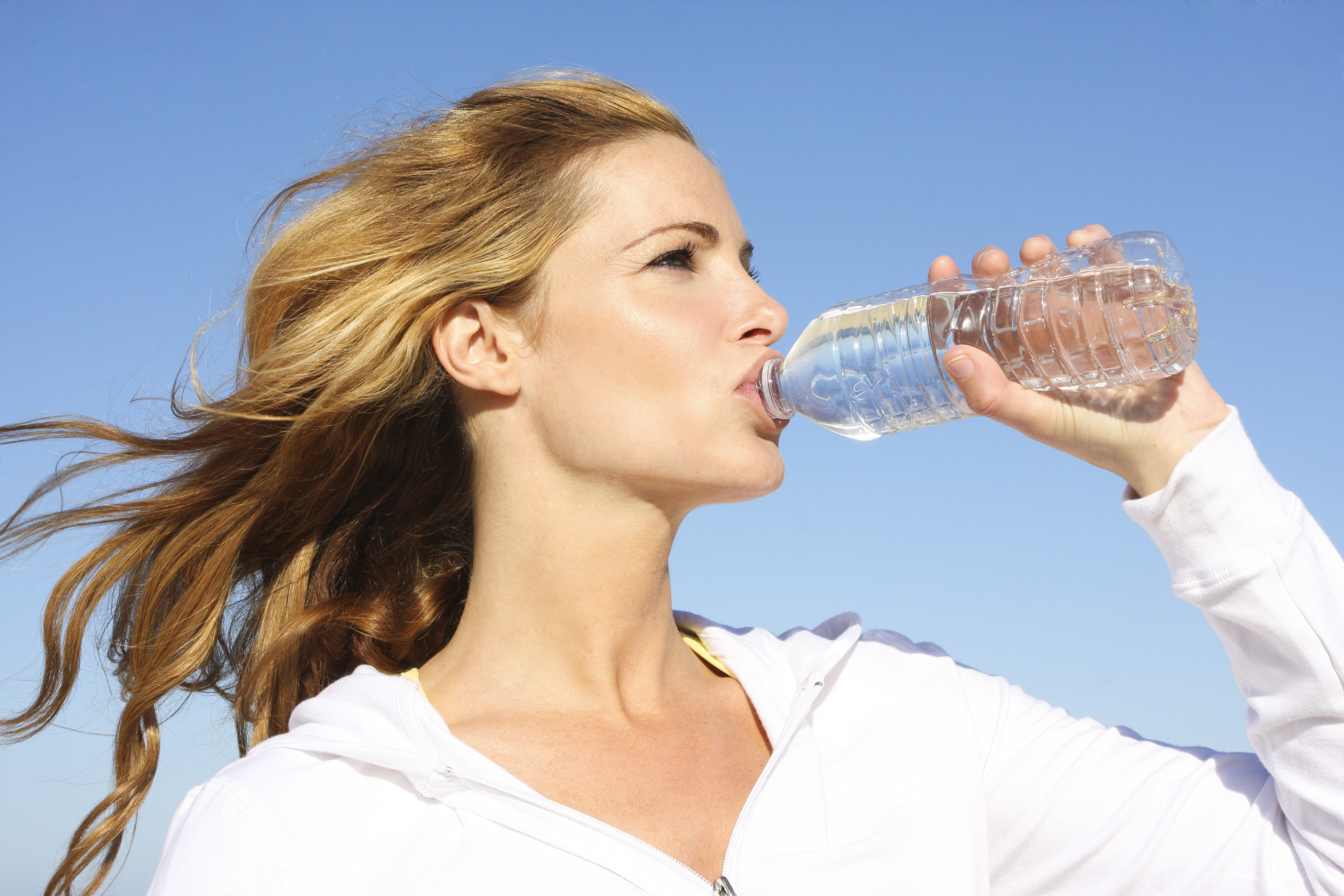 Удовлетворение жажды. Девушка пьет воду. Человек с бутылкой воды. Человек пьет воду. Человек пьющий воду.