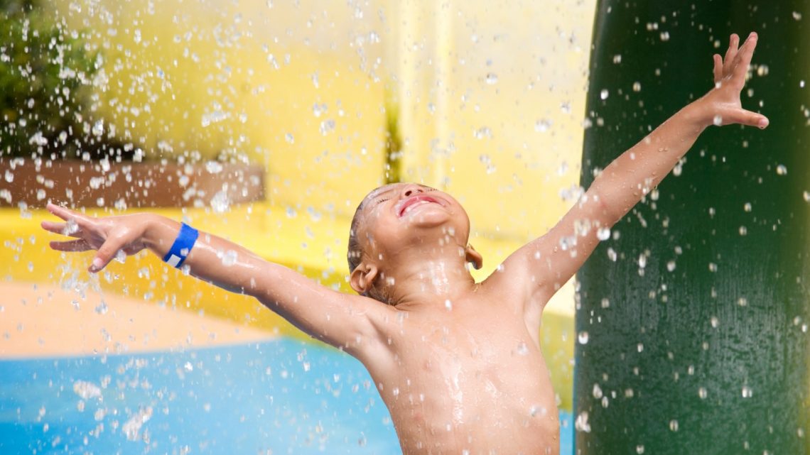 «Ему нельзя к здоровым»: мальчика с аутизмом не пустили в аквапарк