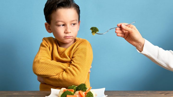 «Ничего не ест»: как родители сами создают проблемы с аппетитом у ребенка