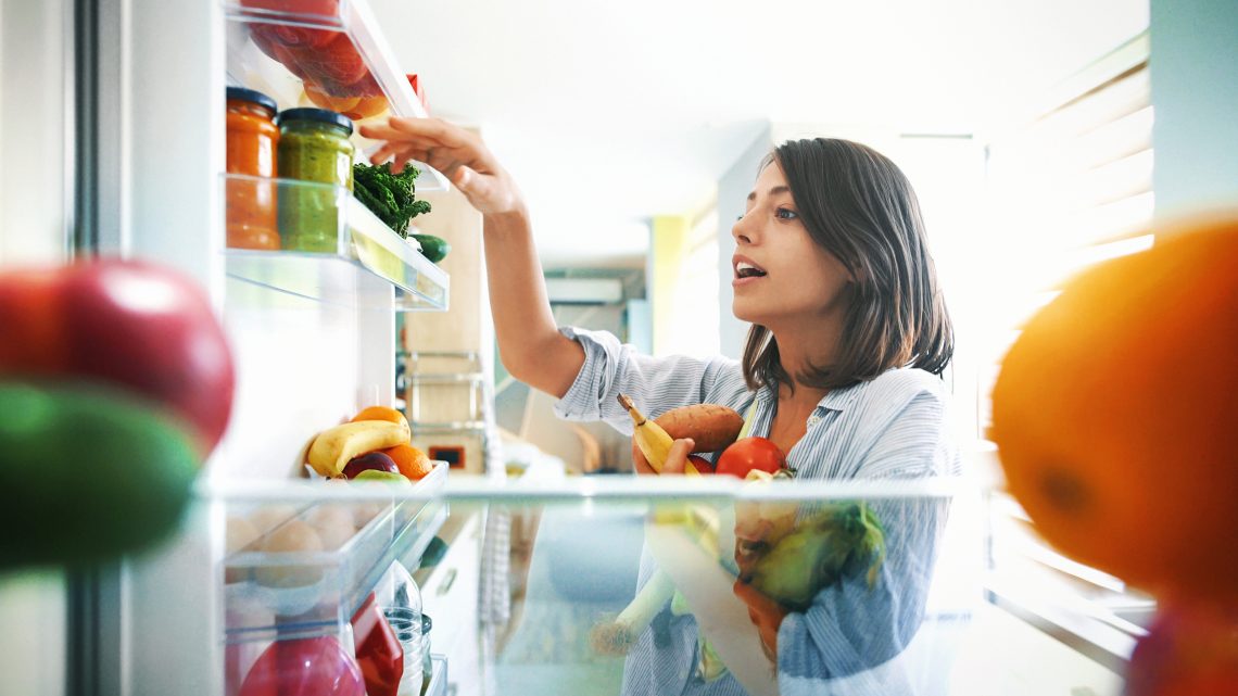 Охлаждать — только портить: 20 продуктов, которые мы зря убираем в холодильник