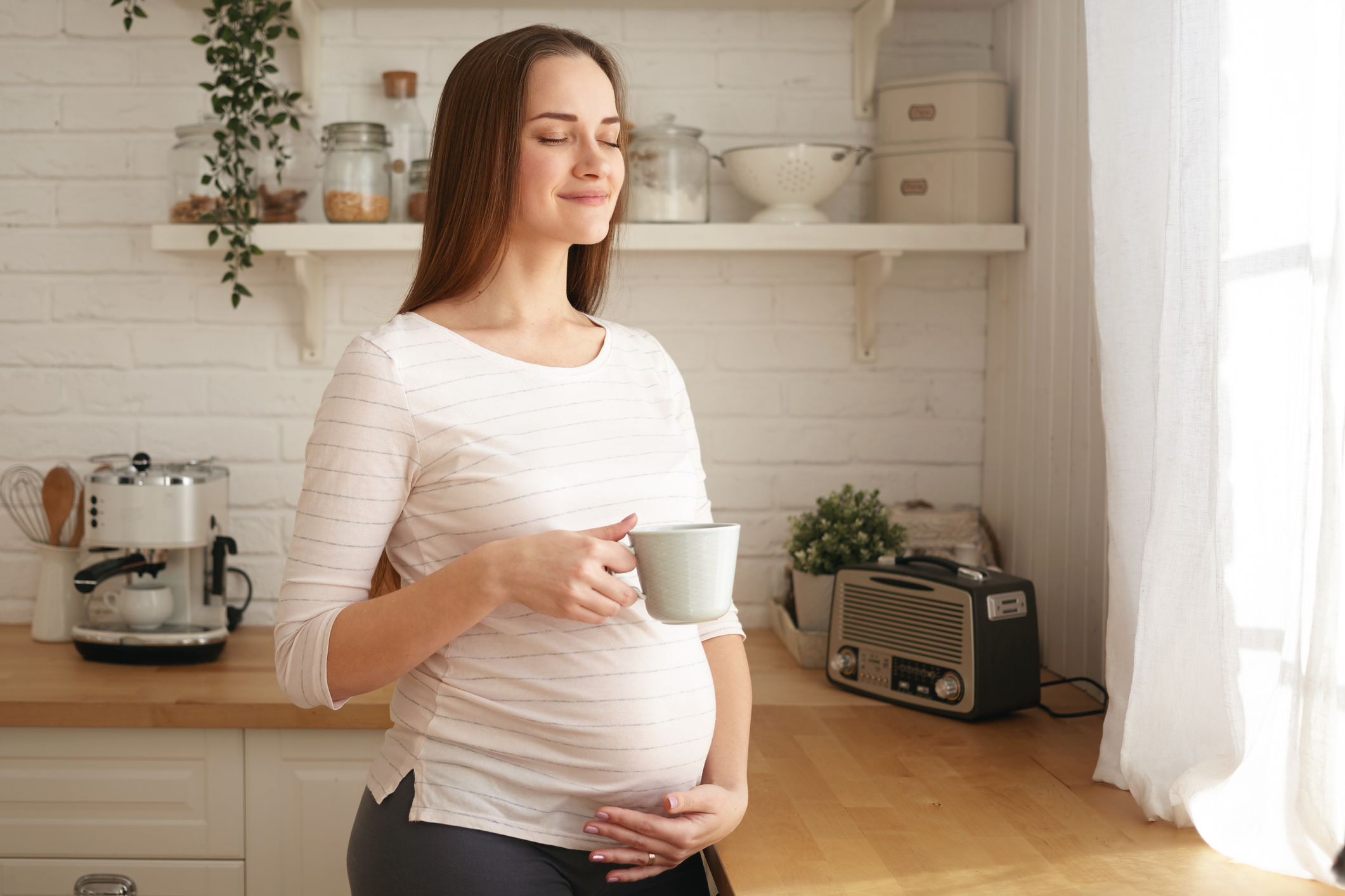 Пила кофе в беременность. Беременные в кафе.