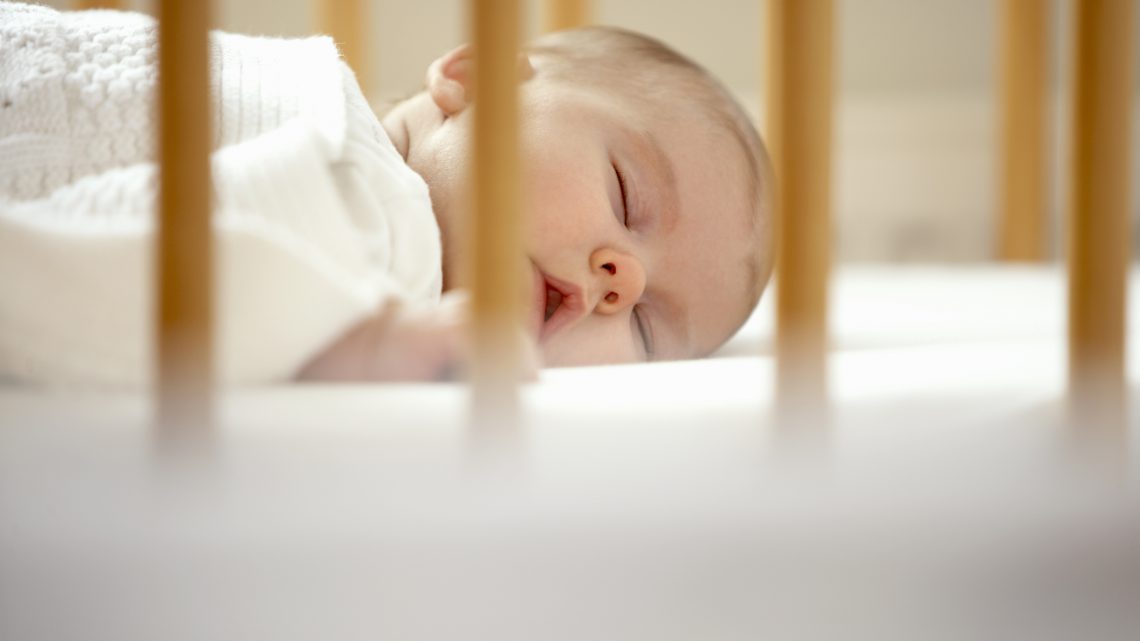 Почему новорожденный ребенок очень плохо спит днем: отвечает врач
