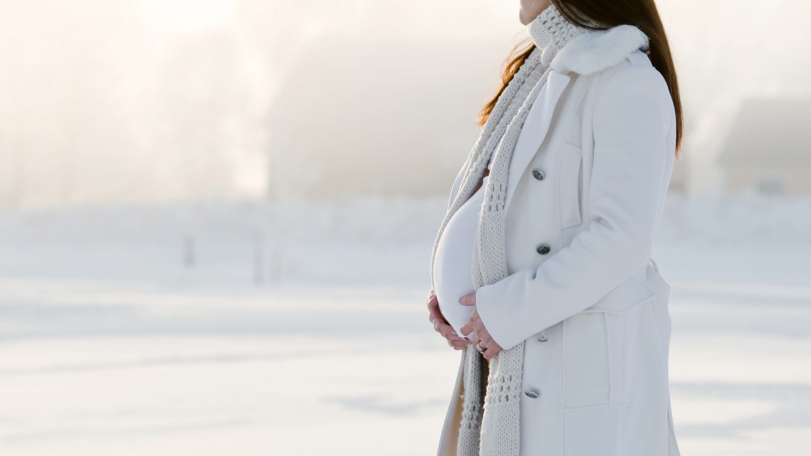Как пережить зиму, если вы беременны: витамины, питание и гардероб