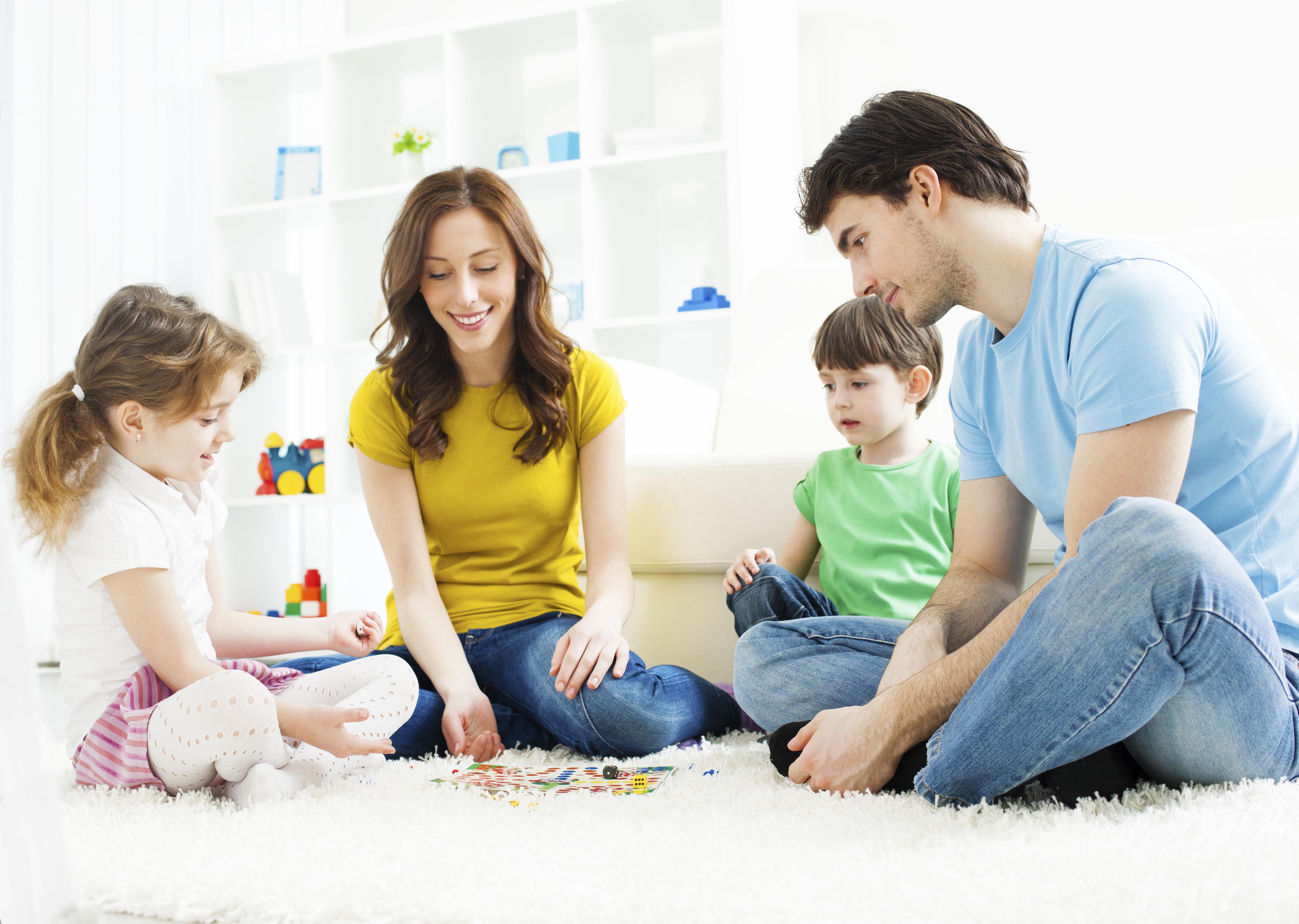 Чем заняться дома семьей. Родители и дети. Ребенок в семье. Общение ребенка с родителями. Родители играют с детьми.