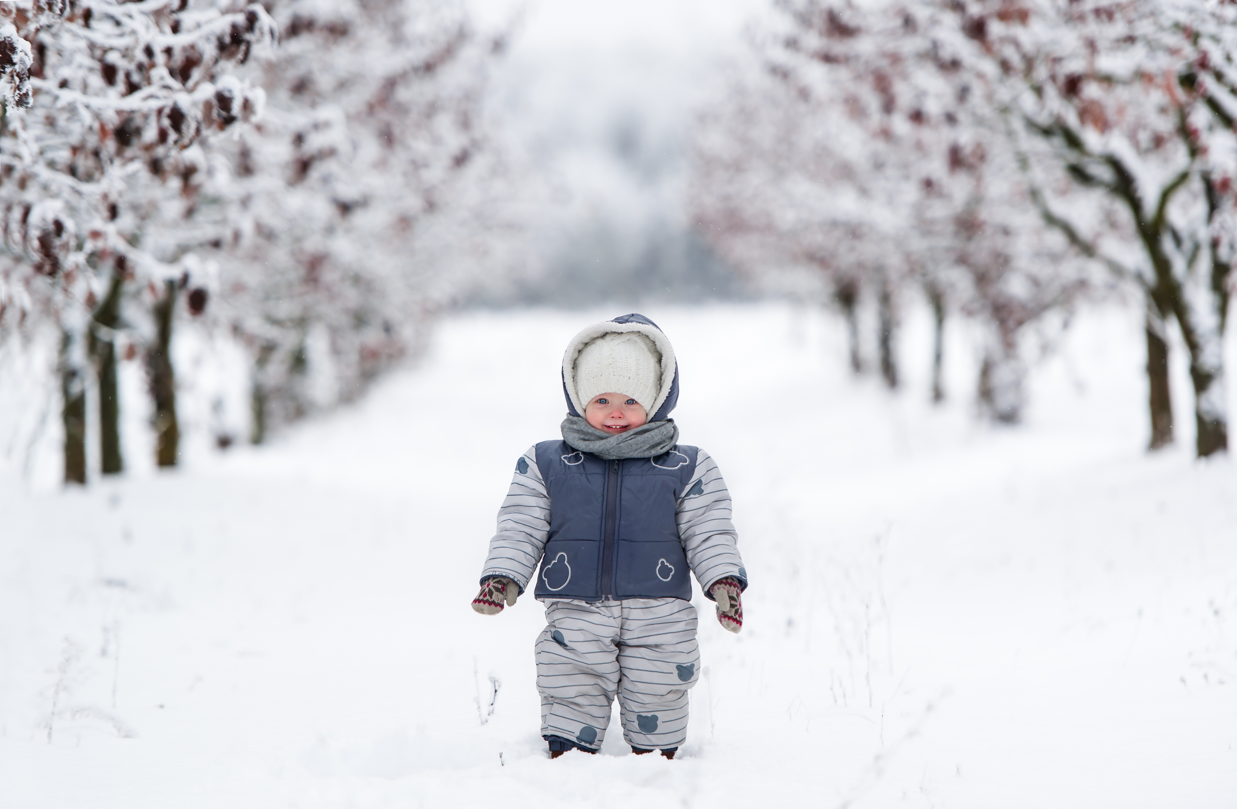 Колд дети. Прогулки с малышом. Малыш зимой на прогулке. Зима холод дети. Дети в снегу.