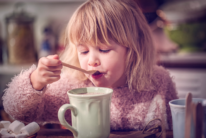 Напиток нашего детства: польза и вред какао для ребенка