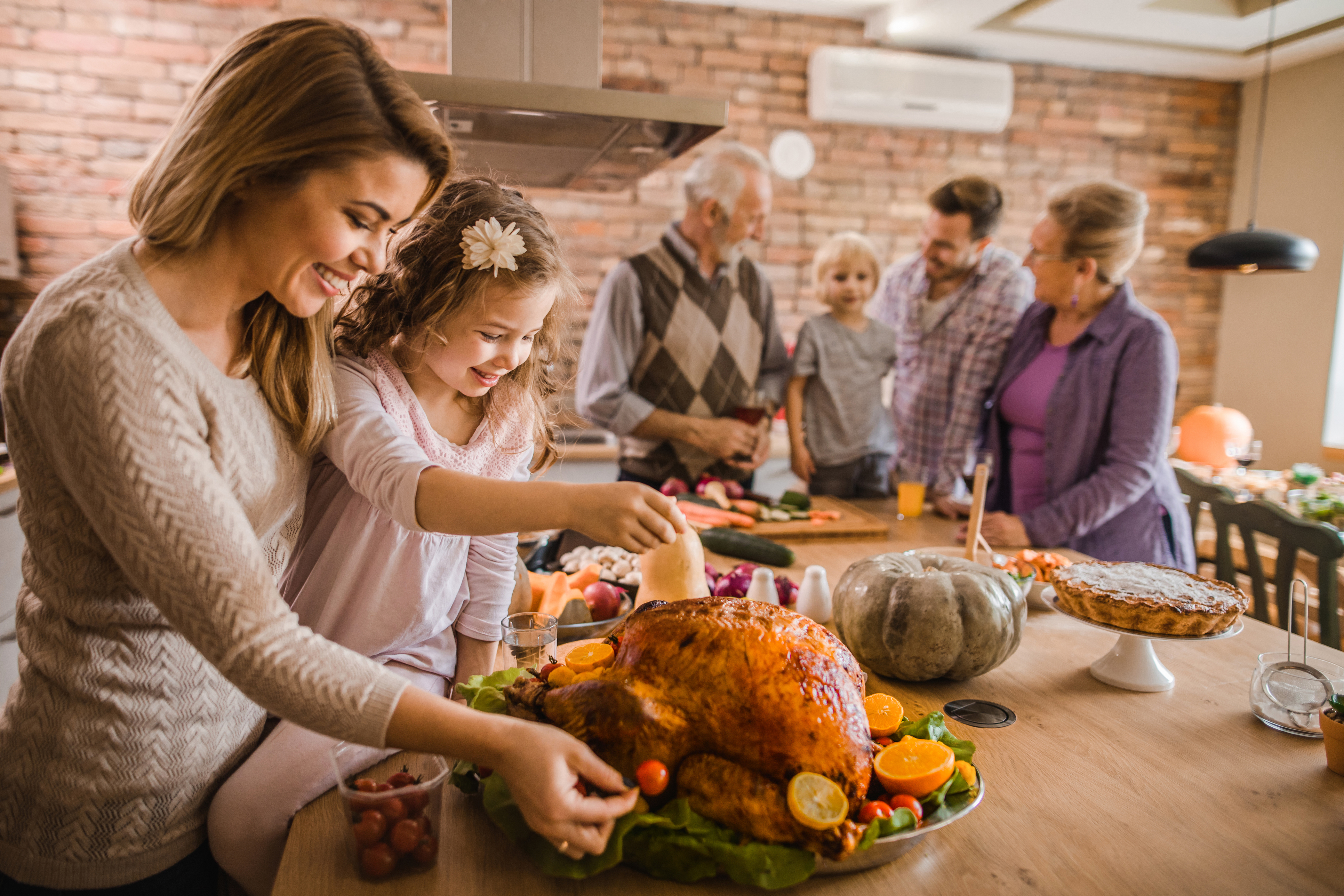 Eating tradition. Thanksgiving Day день Благодарения. Большая семья за праздничным столом. Семья за столом.