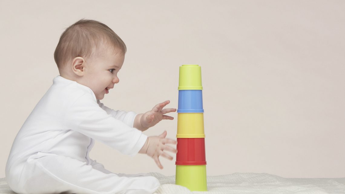 Как выбирать игрушки для малыша от рождения до 6 месяцев
