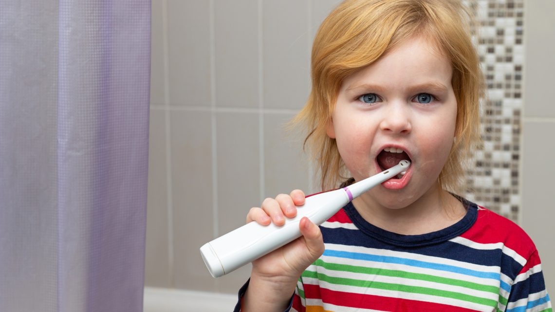 «С какого возраста ребенок может чистить зубы электрической щеткой и нитью?»