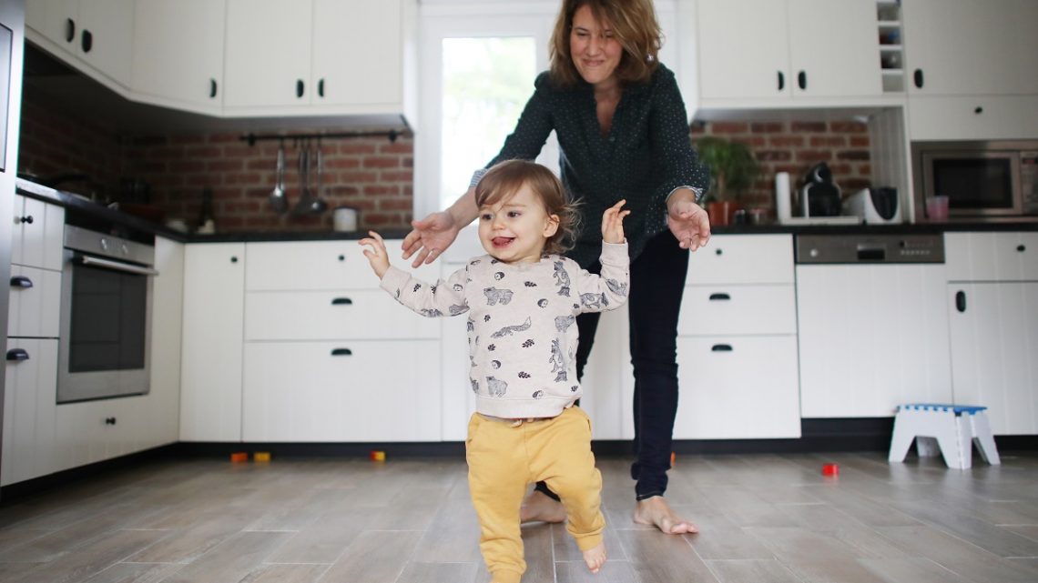 Невролог рассказал, как помочь малышу научиться ходить