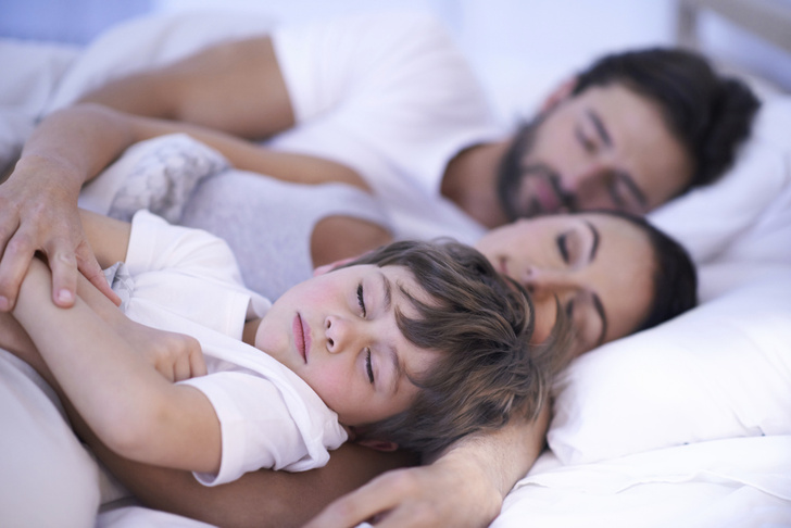 5-летняя дочка не хочет спать отдельно от нас с мужем — когда надо отучать?