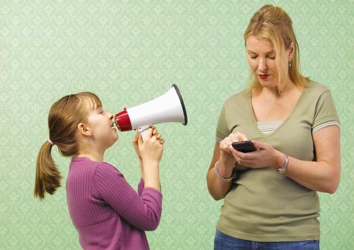 Ребенок не дает говорить по телефону — как отучить?