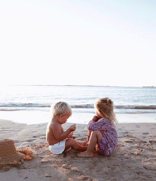 Можно ли маленькому ребенку ходить на пляже голышом?