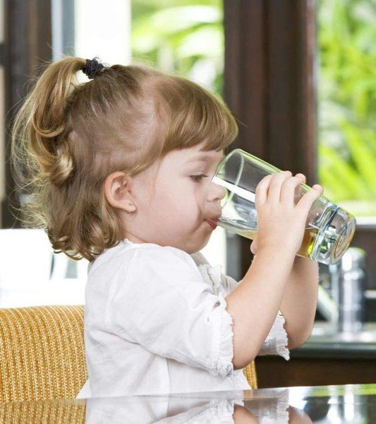 Чем поить ребенка в жару: 5 подходящих напитков и 2 крайне нежелательных