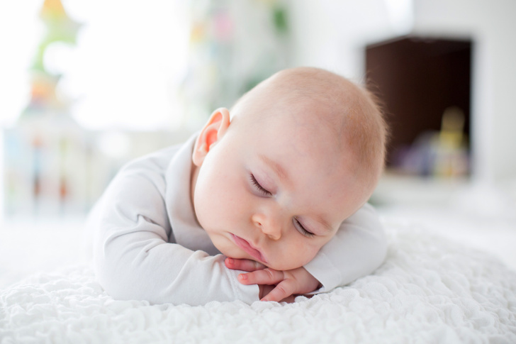 Не просто подушка: педиатр рассказал, чем грозят малышу позиционеры для сна