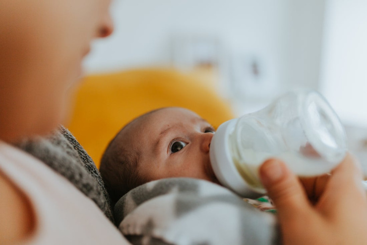 Чем докармливать новорожденного: педиатр объяснил, как правильно выбрать смесь