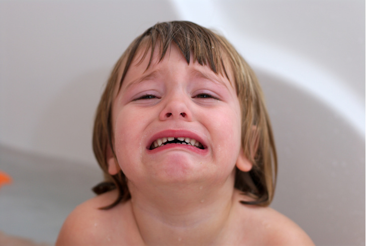 Ребенок панически боится мыть голову. Что делать?