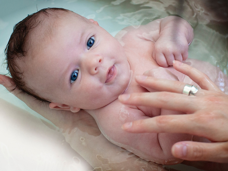 Что делать, если в ухо младенцу попала вода?