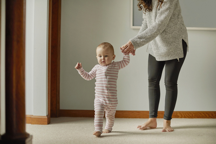 Дайте ей премию: мама научила малыша ходить с помощью прищепки — видео