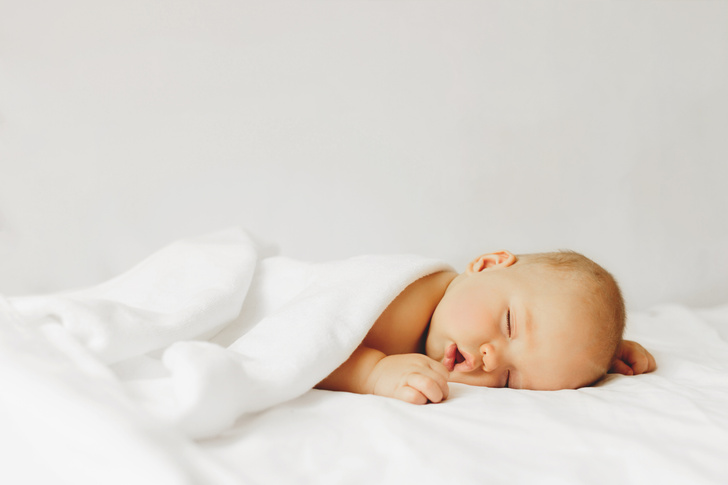 Ребенок начал переворачиваться и засыпать на животе. Опасно ли это?