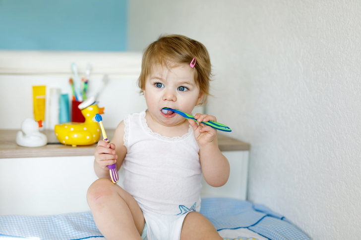 Когда начинать учить ребенка чистить зубы самостоятельно