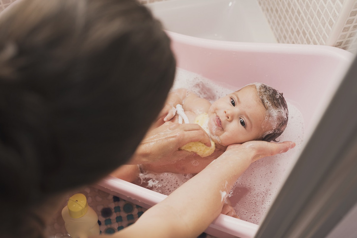 Как правильно купать младенца: что маме ни в коем случае нельзя делать
