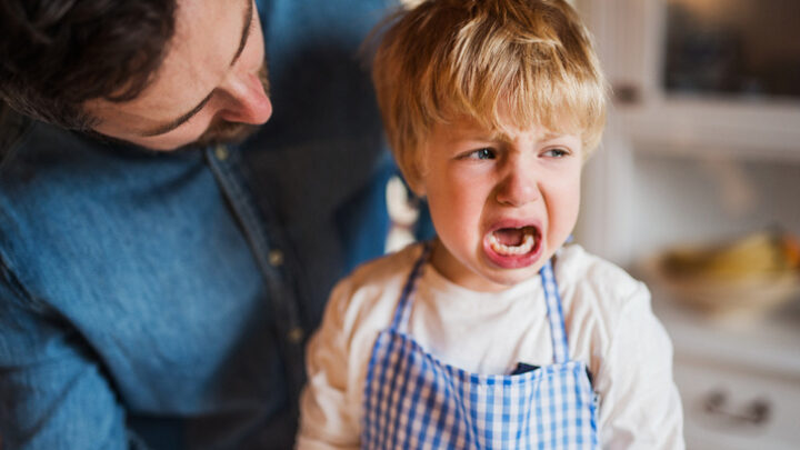 Маленький сын не хочет спать на спине — сразу кричит и злится