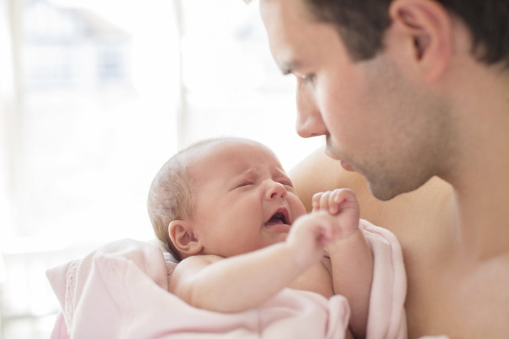 Нас спрашивают: У новорожденного дрожат руки и подбородок. Это нормально?