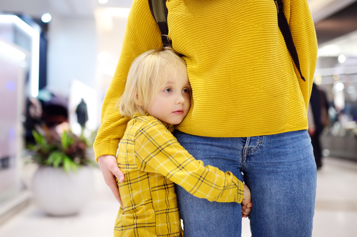 Мамин хвостик: 5 признаков, что ребенок к вам слишком привязан, и почему это плохо