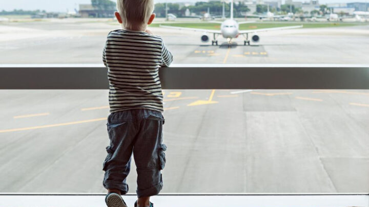 За бортом: как родители бросают детей в аэропорту