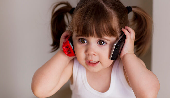Зачем мы на самом деле покупаем ребенку мобильный телефон?