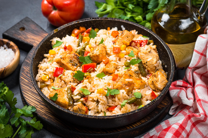 Быстрый ужин: рис с курицей и овощами по-тайски