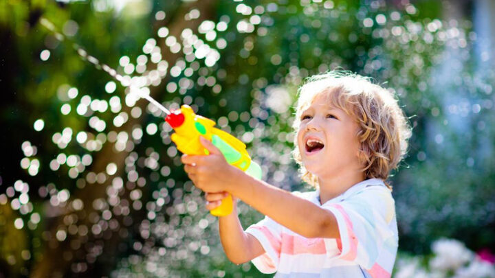 Чем занять детей на даче: 20 лучших игрушек для загородных поездок
