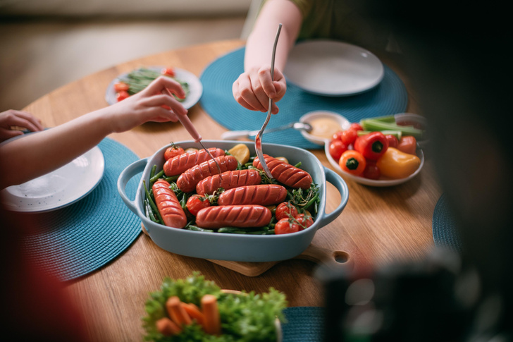 В колбасе и сосисках обнаружили «мясной клей»: опасен ли он для детей — отвечают эксперты